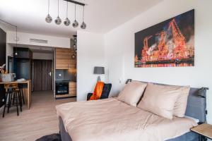 Un dormitorio con una cama y una cocina y una mesa. en Hanza Tower Luxury, en Szczecin 43 fotos más