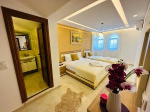 1 dormitorio con 1 cama y 1 gato en una habitación en Luxury Villa Ulcinj, en Ulcinj 58 fotos más