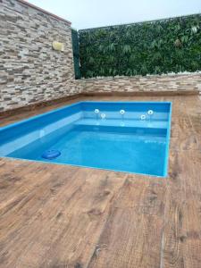 una piscina azul en la parte superior de un suelo de madera en Casa de playa punta hermosa, en Punta Hermosa