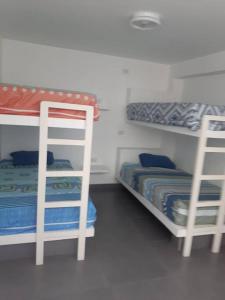 Habitación con 2 literas en una habitación en Casa de playa punta hermosa, en Punta Hermosa