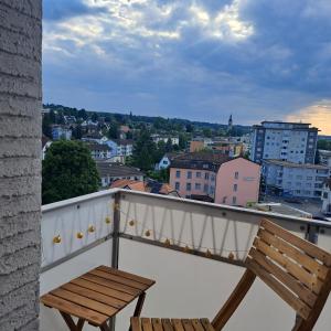 クロイツリンゲンにあるSonniges 1-Zimmerappartement mit Blick über Kreuzlingenの木製ベンチ