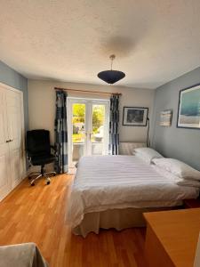 One double bedroom with en suite in Paddock Wood في بادّوك وود: غرفة نوم بسرير وكرسي ونافذة