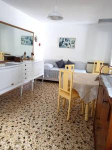Habitación con 1 cama, 1 mesa y 1 dormitorio. en Στου Βάρδα, Χώρα, Σέριφος, en Serifos Chora