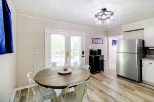 eine Küche und ein Esszimmer mit einem Tisch und einem Kühlschrank in der Unterkunft Riverfront Thorpe Vacation Rental with Fire Pit! 