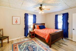 Schlafzimmer mit einem Bett und einem Deckenventilator in der Unterkunft Riverfront Thorpe Vacation Rental with Fire Pit! 