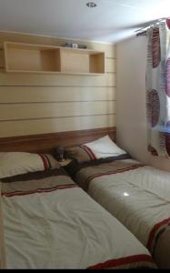 um quarto com duas camas num quarto em Magic Mobile Montourey, 3 chambres, 2 salles de bain, piscine disponible sur place em Fréjus