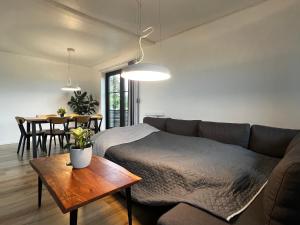 ein Wohnzimmer mit einem Sofa und einem Tisch in der Unterkunft Cozy Holeby House Close to Puttgarden & Femern in Holeby
