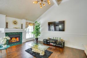 un soggiorno con camino e tavolo di Rowlett Escape with Fire Pit and Lake Views! a Rowlett