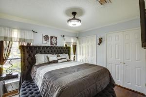 Rowlett Escape with Fire Pit and Lake Views客房内的一张或多张床位