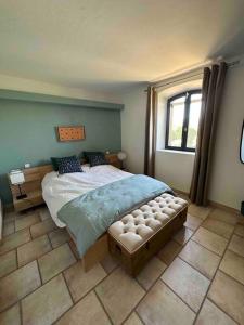 Un dormitorio con una cama grande y una ventana en La Cath - Villa avec piscine - Gordes en Gordes