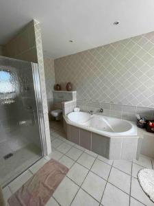 Ванная комната в La Cath - Villa avec piscine - Gordes