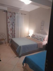 Un dormitorio con una cama grande y una ventana en Thea family apartments 4, en Yénion