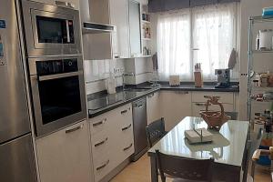 レオンにあるNovedad: Acogedor y semicentrico pisoの広いキッチン(テーブル、電子レンジ付)