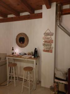eine Küche mit einer Theke und Hockern in einem Zimmer in der Unterkunft Casa Rural Antigua Botica in Torremocha de Jarama