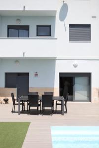 un patio con tavoli e sedie di fronte a un edificio di Lisbon Tagus River - Almada ad Almada Altre 29 foto