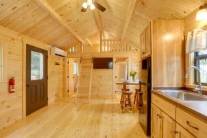 Dapur atau dapur kecil di Middlebury Center Retreat, Stunning Mountain Views