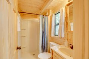 Baño pequeño con aseo y lavamanos en Middlebury Center Retreat, Stunning Mountain Views, 