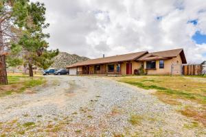 uma casa numa estrada de cascalho em frente a uma casa em Rural California Getaway with Private Hot Tub em Pioneertown