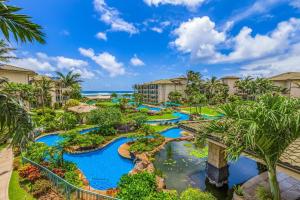 einen Luftblick auf den Wasserpark im Resort in der Unterkunft Waipouli Beach Resort Penthouse Beautiful Oceanview Aloha! AC Pool in Kapaa