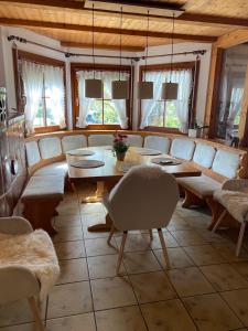 ein großes Wohnzimmer mit einem Tisch und Stühlen in der Unterkunft Vela Ferienhaus in Lichtenstein