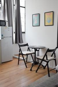 Kuchyň nebo kuchyňský kout v ubytování LEVO Urban Studios