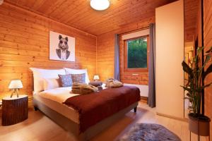 A bed or beds in a room at Chillout Apartman Noszvaj