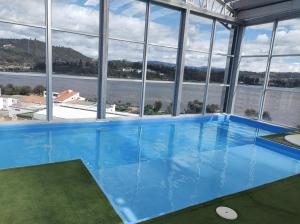 - une grande piscine avec vue sur l'eau dans l'établissement Hermoso Apartamento frente al lago, à Paipa