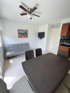 een woonkamer met een tafel en een plafondventilator bij Espectacular apartamento Conjunto Piedemonte in Villavicencio