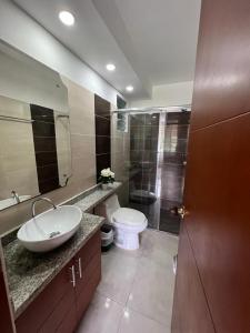 y baño con lavabo y aseo. en Espectacular apartamento Conjunto Piedemonte, en Villavicencio