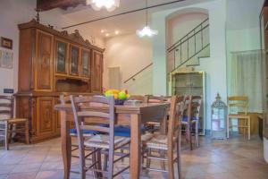 una sala da pranzo con tavolo e sedie in legno di La Spezia Vezzano 5 terre - Il Ciliegio a Vezzano Ligure