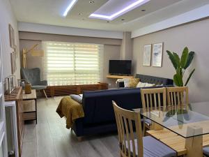 ein Wohnzimmer mit einem blauen Sofa und einem Tisch in der Unterkunft Belle Maison VUT-LE-779 in León