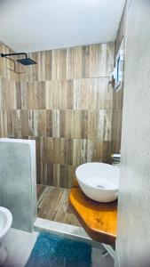 un bagno con lavandino bianco su un bancone di Antu Mahuida Apartments a San Carlos de Bariloche