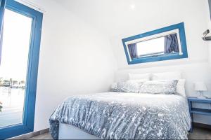 a bedroom with a bed and a mirror and a window at Apartamento flotante. Unico in Santander