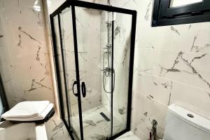 a shower with a glass door in a bathroom at Sapanca Aslan dağevi in Sapanca