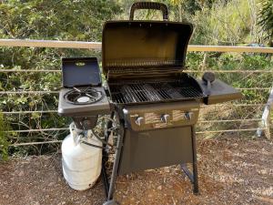 a barbecue grill with a laptop on top of it at Vista Mundo Centrar in San Ramón