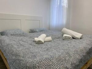 a bed with two towels on top of it at מצפה הכינרת in Safed