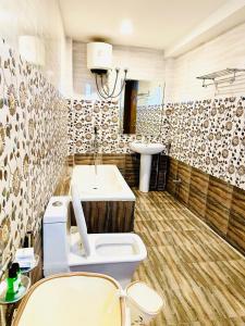 y baño con aseo y lavamanos. en The Landmark Banjara Hills - Hyderabad, en Hyderabad