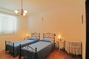 sypialnia z 2 łóżkami, stołem i oknem w obiekcie Agriturismo Il Tratturo w mieście Pescara
