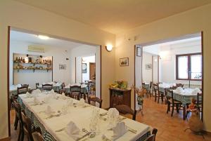 uma sala de jantar com mesas e cadeiras e um espelho grande em Agriturismo Il Tratturo em Pescara