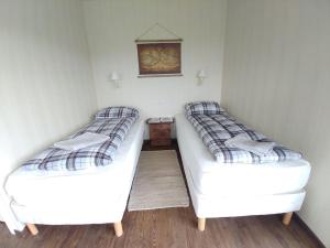 2 camas en una habitación con paredes blancas en Stóri-Bakki cosy cottage near Egilsstaðir-Jökull, en Stóri-Bakki