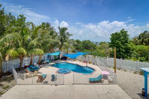 una foto di una piscina in un resort di Key West Paradise with Private Pool and Ocean View a Cudjoe Key