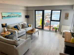 Posezení v ubytování Corinthian Quay Apartment