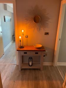 ein Zimmer mit einem Tisch und einer Schüssel darauf in der Unterkunft Corinthian Quay Apartment in Edinburgh
