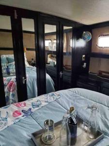 Voodi või voodid majutusasutuse Cozy houseboat toas