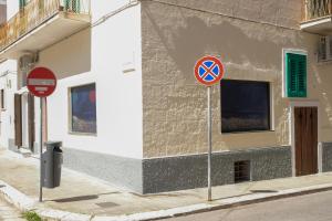 a street sign in front of a building at Suite Polignani by STHEY in Monopoli