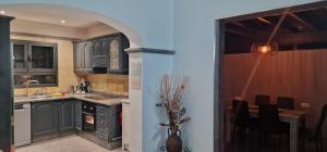 una cocina con un arco que conduce a un comedor en Casa De Nefertiti, en Playa Blanca