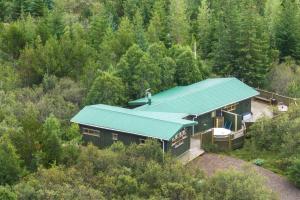 uma vista aérea de uma casa com um telhado verde em Cabin Úthlíð - Birta Rentals em Úthlid