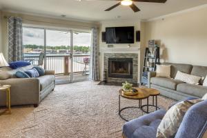 Posezení v ubytování Lake Views and Pool Access Condo in Osage Beach!