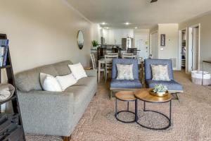 Posezení v ubytování Lake Views and Pool Access Condo in Osage Beach!