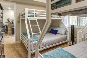 Postel nebo postele na pokoji v ubytování Lake Views and Pool Access Condo in Osage Beach! + 18 fotografií